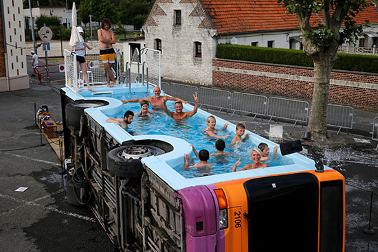 فنان فرنسى يحولون أتوبيس خرج من الخدمة لحمام سباحة (3)