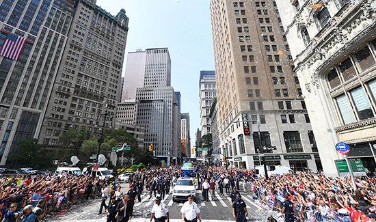 احتفالات منتخب أمريكا بشوارع نيويورك (1)