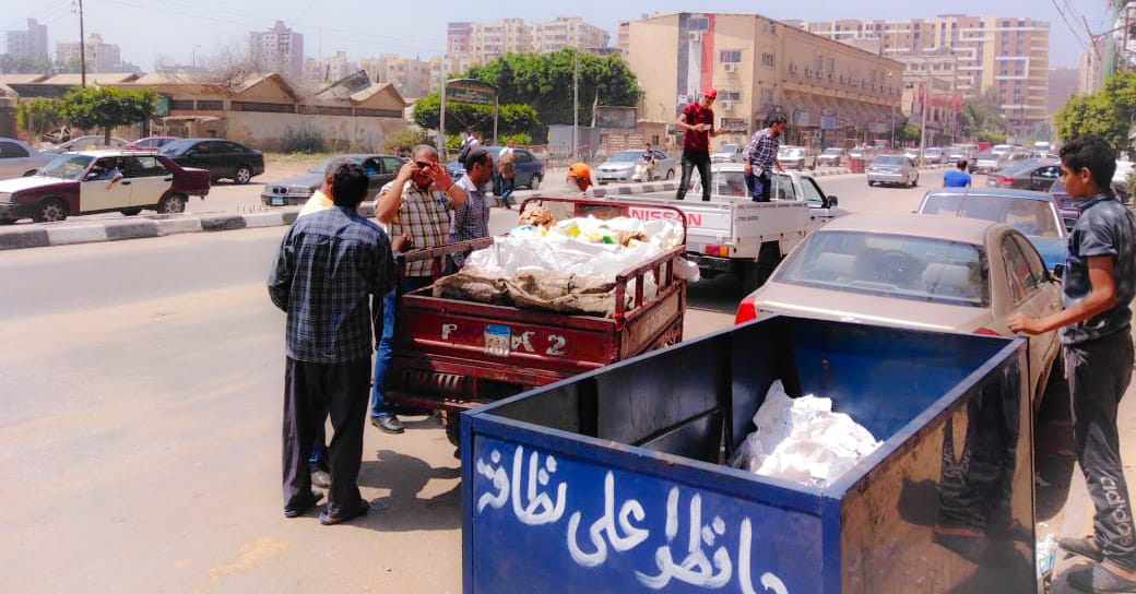 حملة لأهالى المدينة لتنضيف الشوارع بعد انتشار القمامة (3)