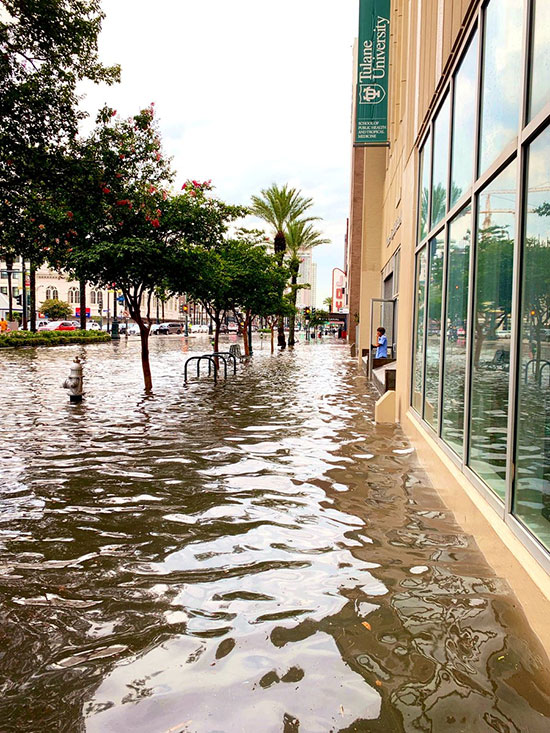 مياه غزيرة تغمر شوارع المدينة