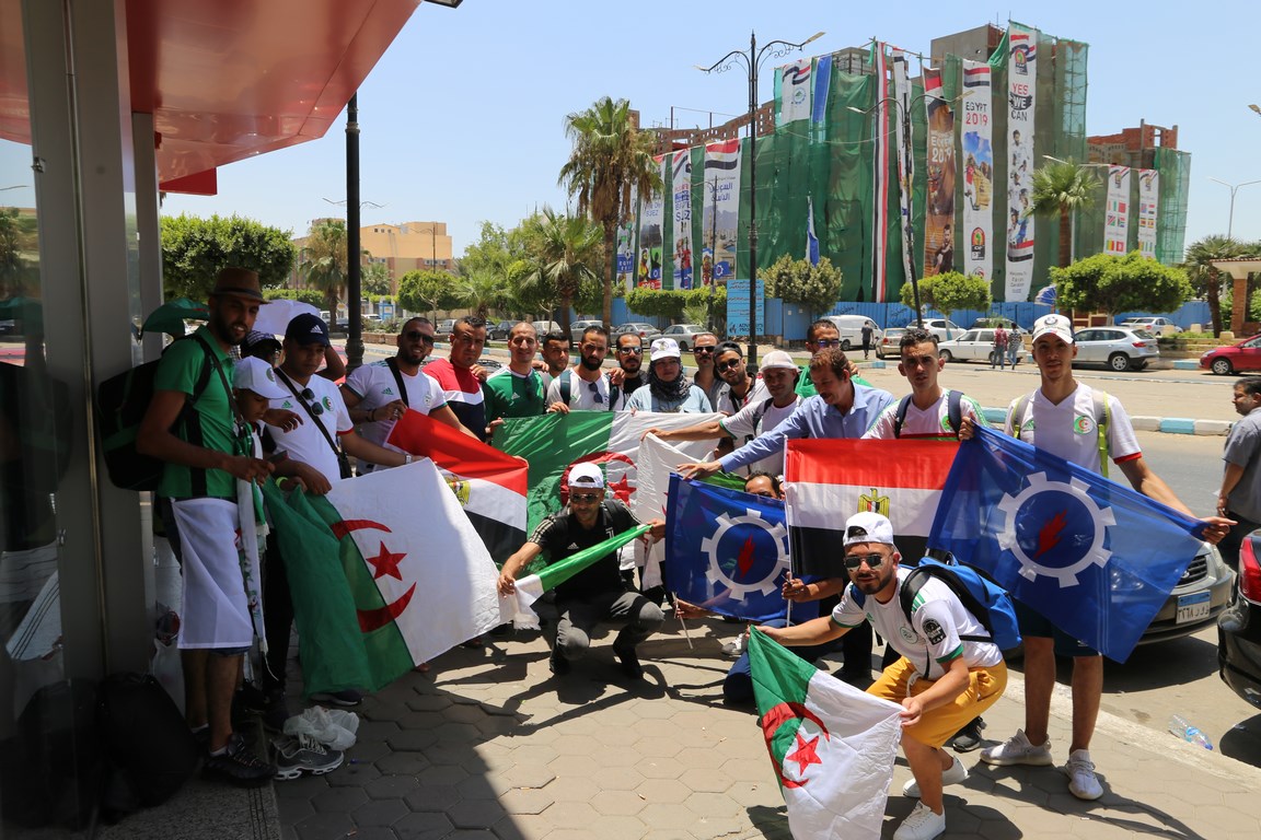 السويس ترحب بالمشجعين الجزائريين (9)