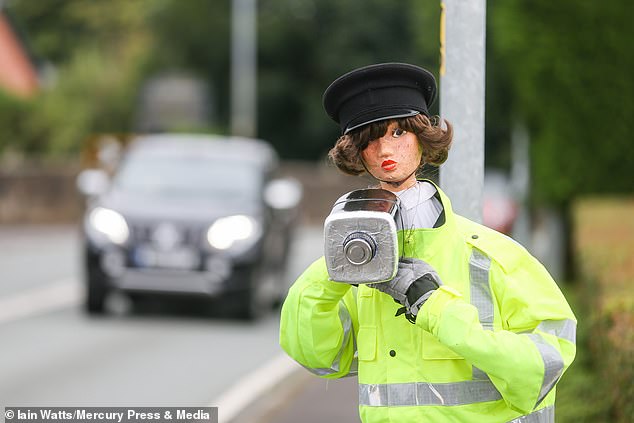امرأة تبتكر حيلة لإبطاء السيارات بعد رفض طلبها بوجود كاميرا مراقبة.. شوف عملت أيه؟  (5)