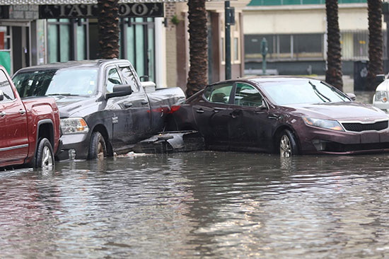 غرق السيارات فى مياه الفيضانات