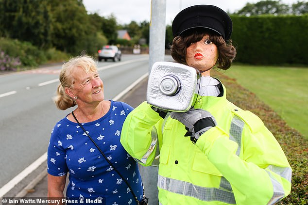 امرأة تبتكر حيلة لإبطاء السيارات بعد رفض طلبها بوجود كاميرا مراقبة.. شوف عملت أيه؟  (4)