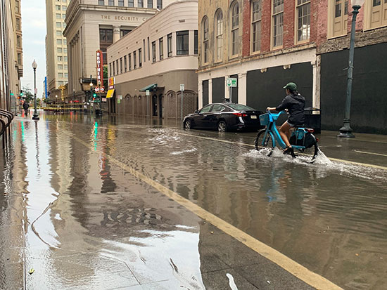 شوارع المدينة ممتلئة بمياه الفيضانات