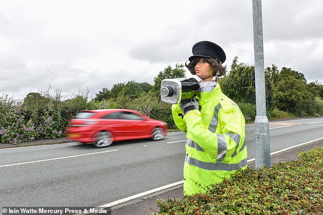 امرأة تبتكر حيلة لإبطاء السيارات بعد رفض طلبها بوجود كاميرا مراقبة.. شوف عملت أيه؟  (2)