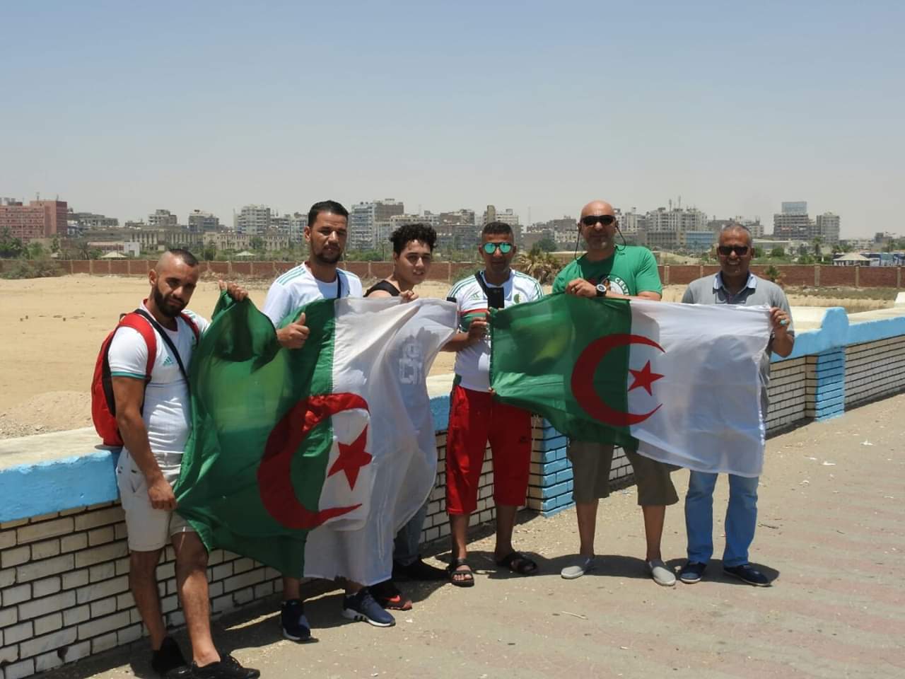 جماهير الجزائر تغزو السويس قبل مباراة كوت ديفوار 