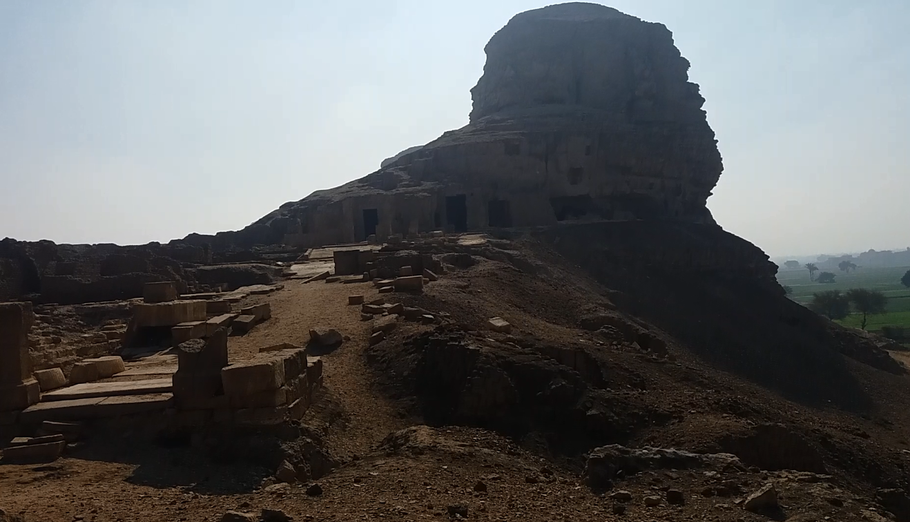 معبد نيرون المنحوت ي الجبل بقرية طهنا الجبل