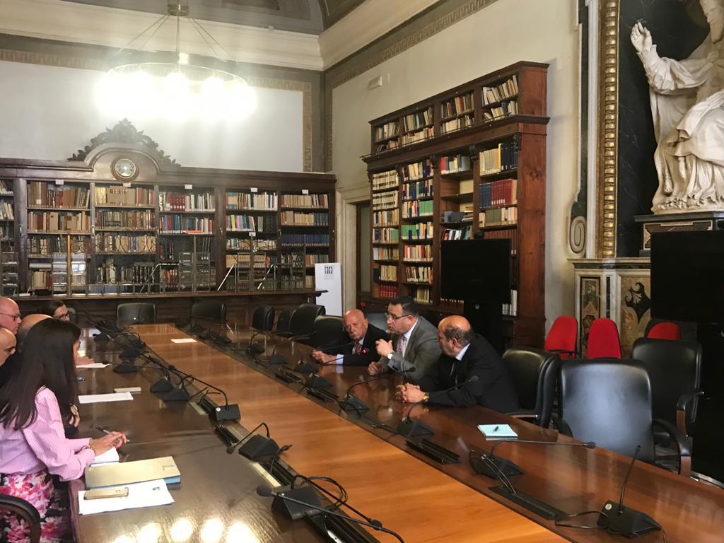 محافظ الإسكندرية يغادر لإيطاليا لبحث التعاون الثقافى وتبادل المعارض الأثرية  (3)