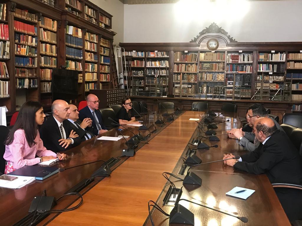 محافظ الإسكندرية يغادر لإيطاليا لبحث التعاون الثقافى وتبادل المعارض الأثرية  (4)
