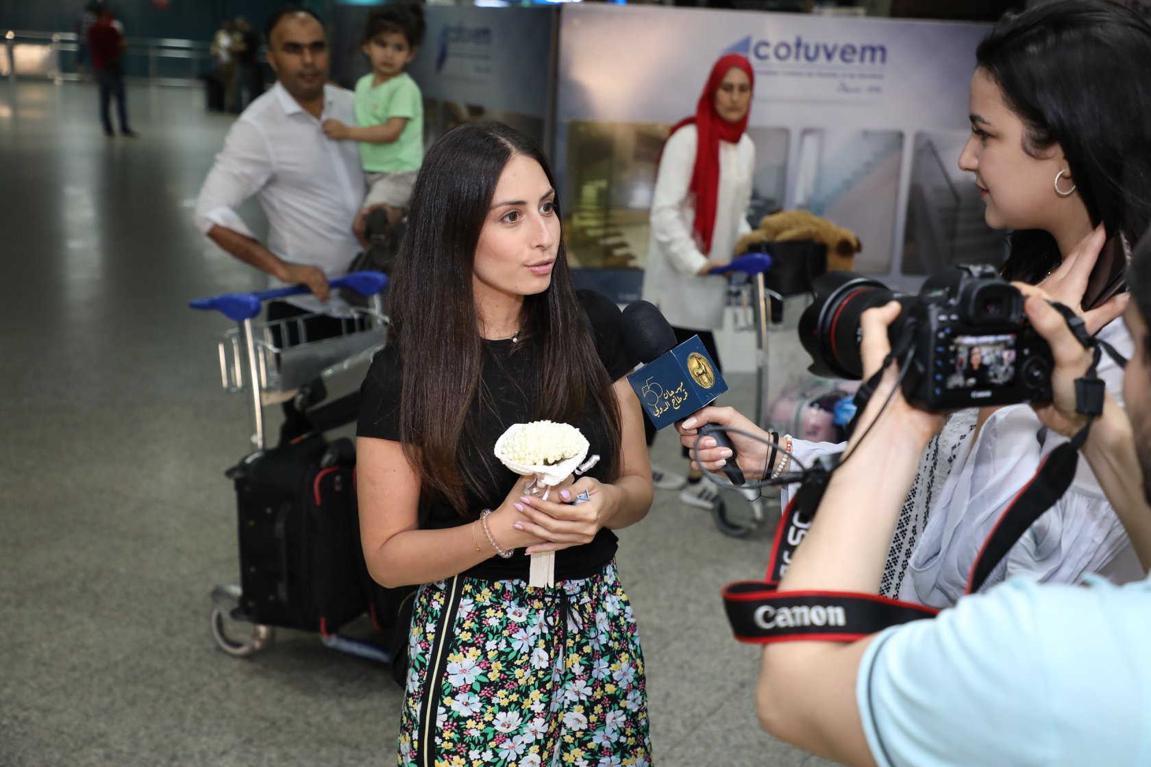 هبة طوجي تصل مطار تونس استعدادا لحفلها بمهرجان قرطاج