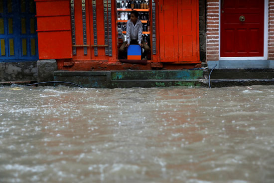 فيضانات وانهيارات أرضية بنيبال