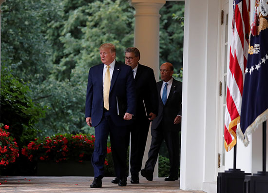 الرئيس الأمريكى فى طريقه لحديقة البيت الأبيض