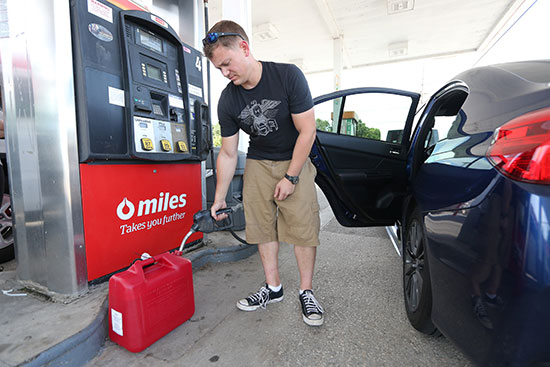 رجل أمريكى يحصل على احتياجاته من البنزين