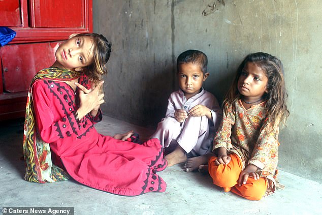 الفتاة الباكستانية مع اخواتها