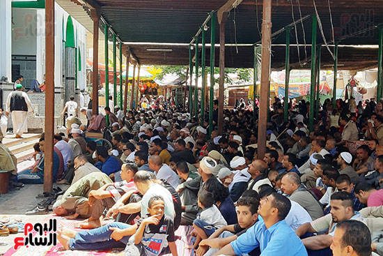 آلاف المحبين يؤدون صلاة الجمعة فى رحاب السلطان الفرغل (2)