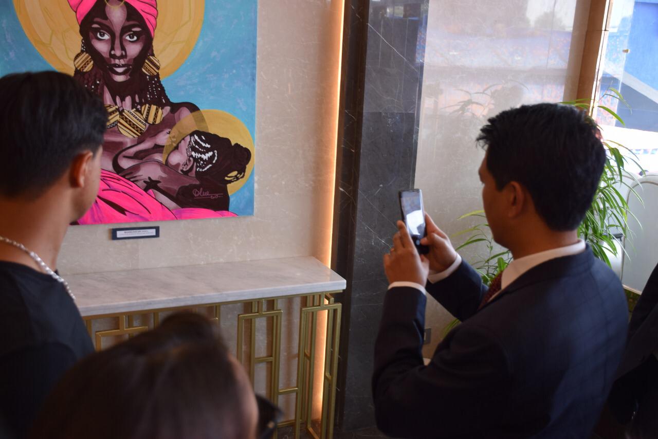 رئيس مدغشقر يلتقط صورة لأحد اللوحات فى استاد القاهرة