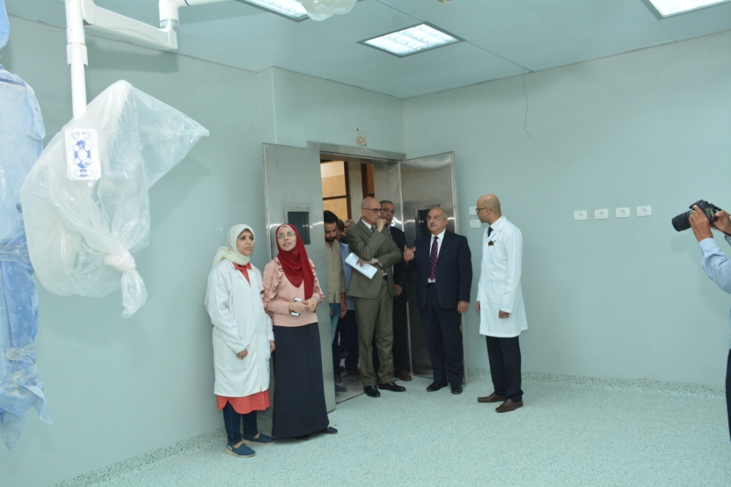 رئيس جامعة أسيوط يشيد بالمنظومة الطبية بمستشفى الأسنان الجامعي (4)