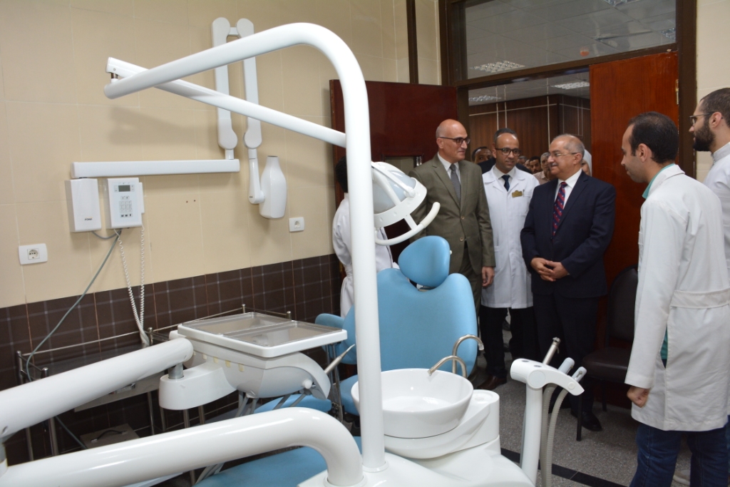 رئيس جامعة أسيوط يشيد بالمنظومة الطبية بمستشفى الأسنان الجامعي (15)