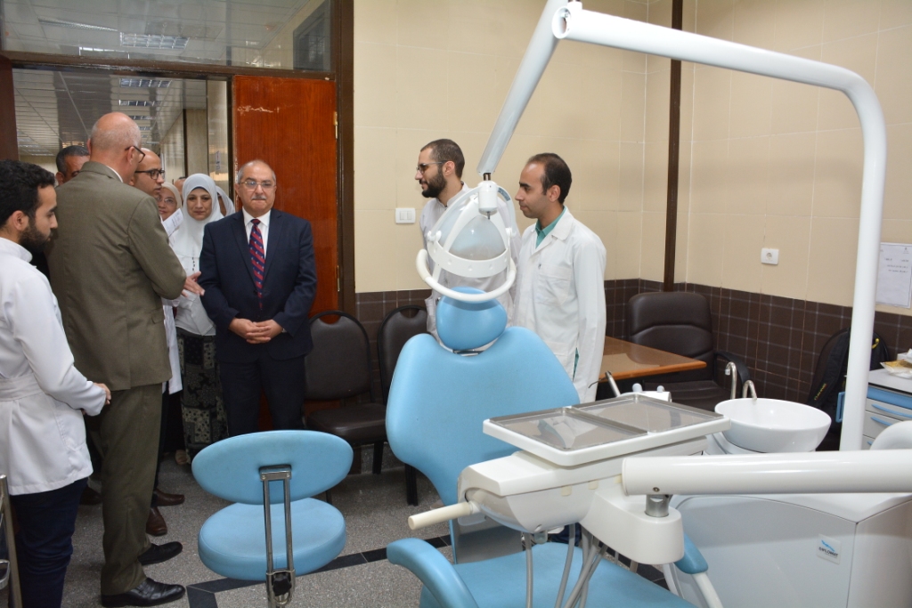 رئيس جامعة أسيوط يشيد بالمنظومة الطبية بمستشفى الأسنان الجامعي (16)