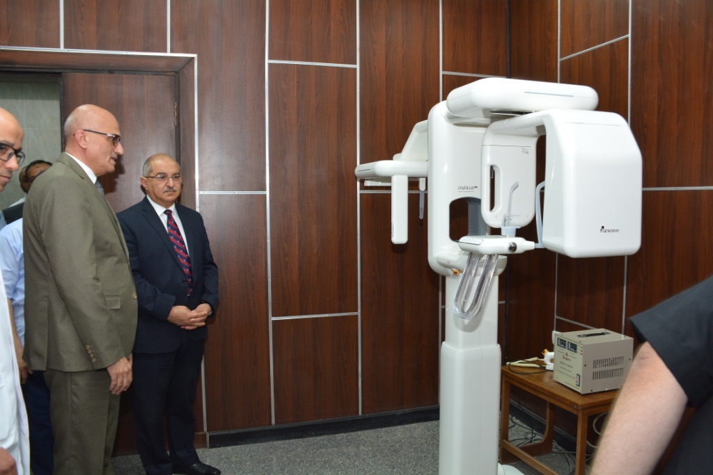 رئيس جامعة أسيوط يشيد بالمنظومة الطبية بمستشفى الأسنان الجامعي (12)