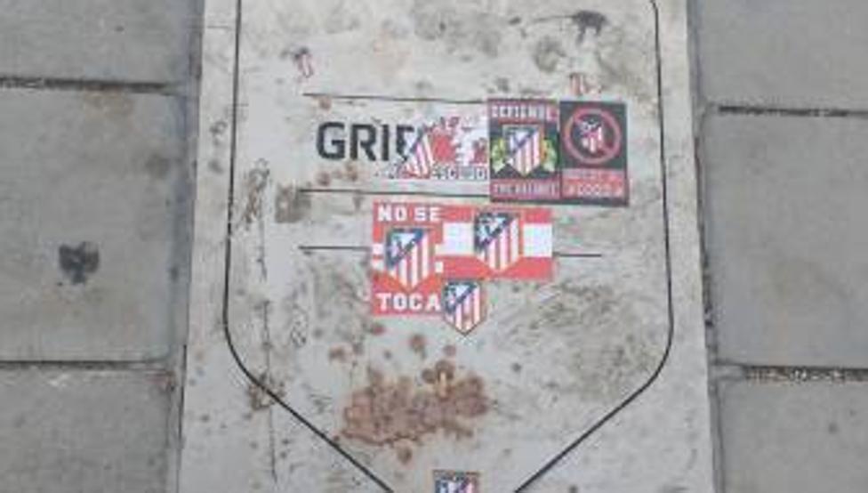اعتداء جماهير اتلتيكو مدريد على لوحة جريزمان
