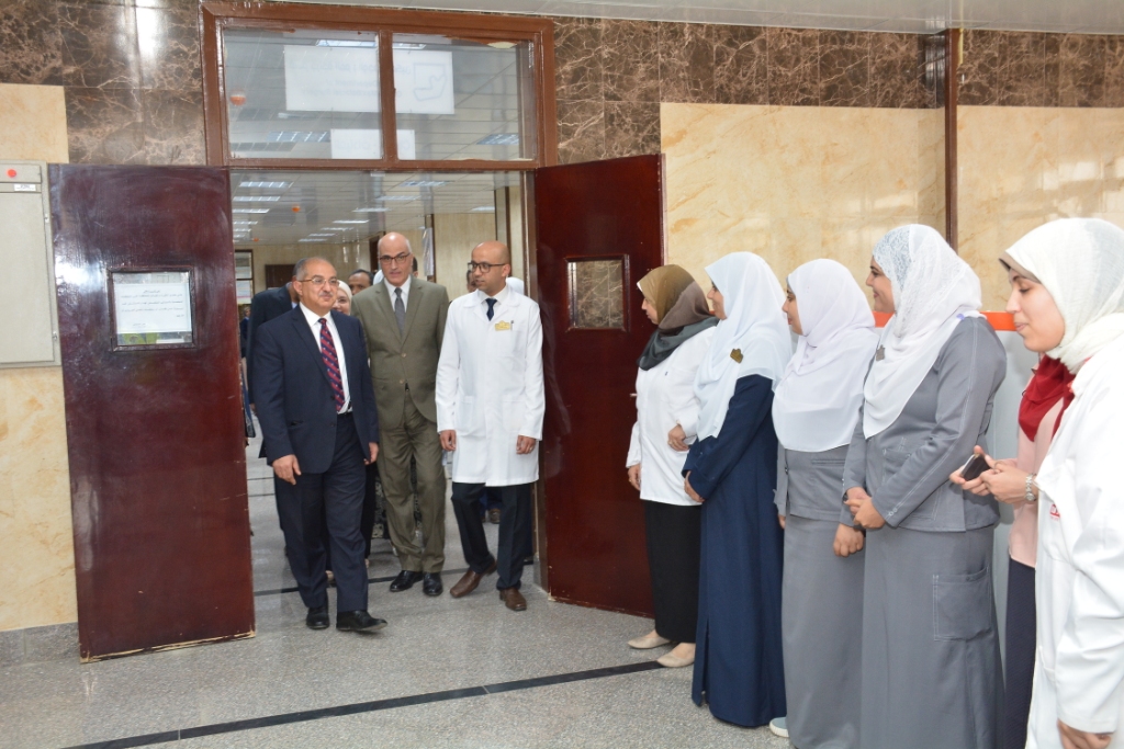 رئيس جامعة أسيوط يشيد بالمنظومة الطبية بمستشفى الأسنان الجامعي (2)