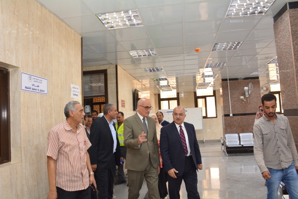 رئيس جامعة أسيوط يشيد بالمنظومة الطبية بمستشفى الأسنان الجامعي (14)
