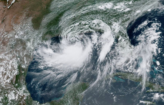 العواصف تتشكل بمحيط ولاية لويزيانا الأمريكية