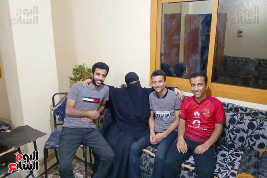 الطالب أحمد جمال صابر وسط عائلته