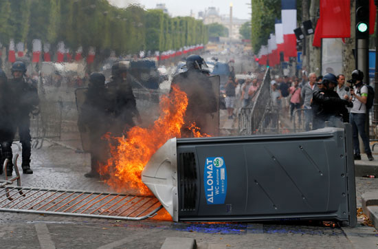 المتظاهرون-يشعلون-النار-فى-صندوق
