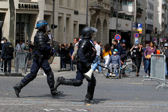 الشرطة-تطارد-المتظاهرين