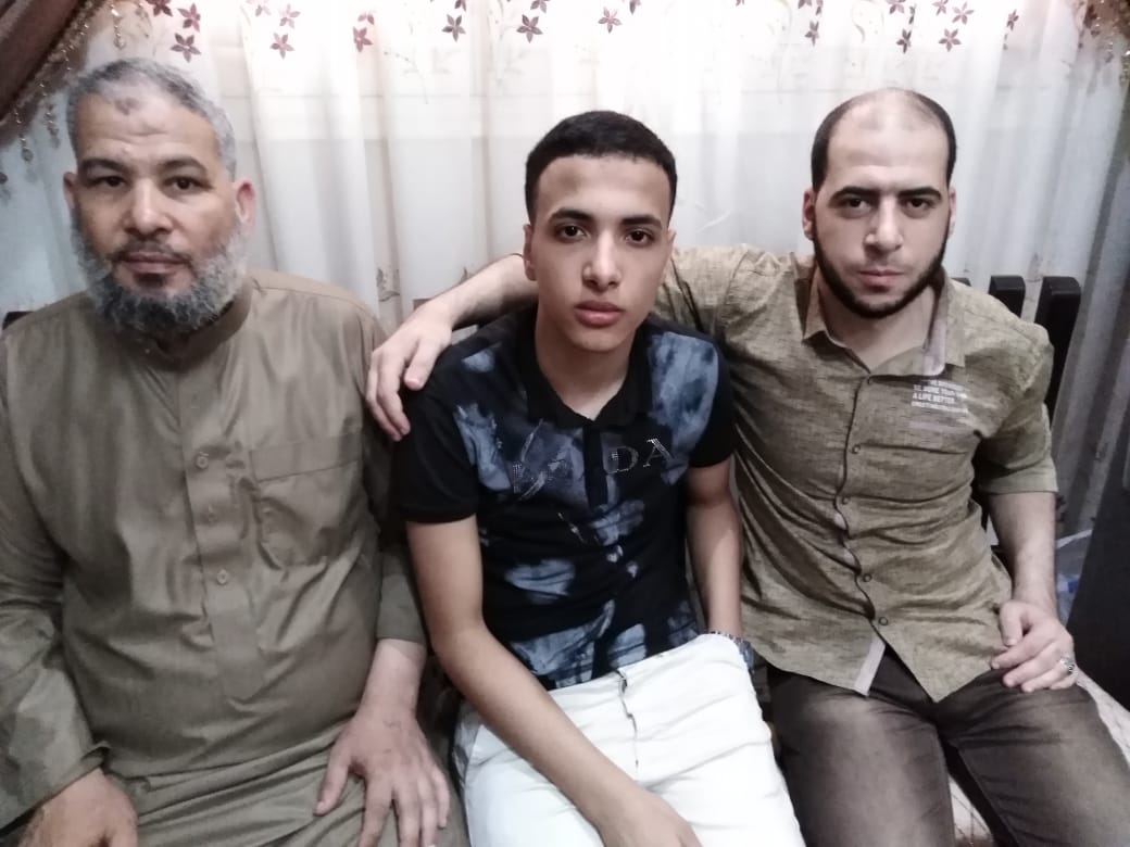 أحمد صلاح مع أخيه ووالده (3)