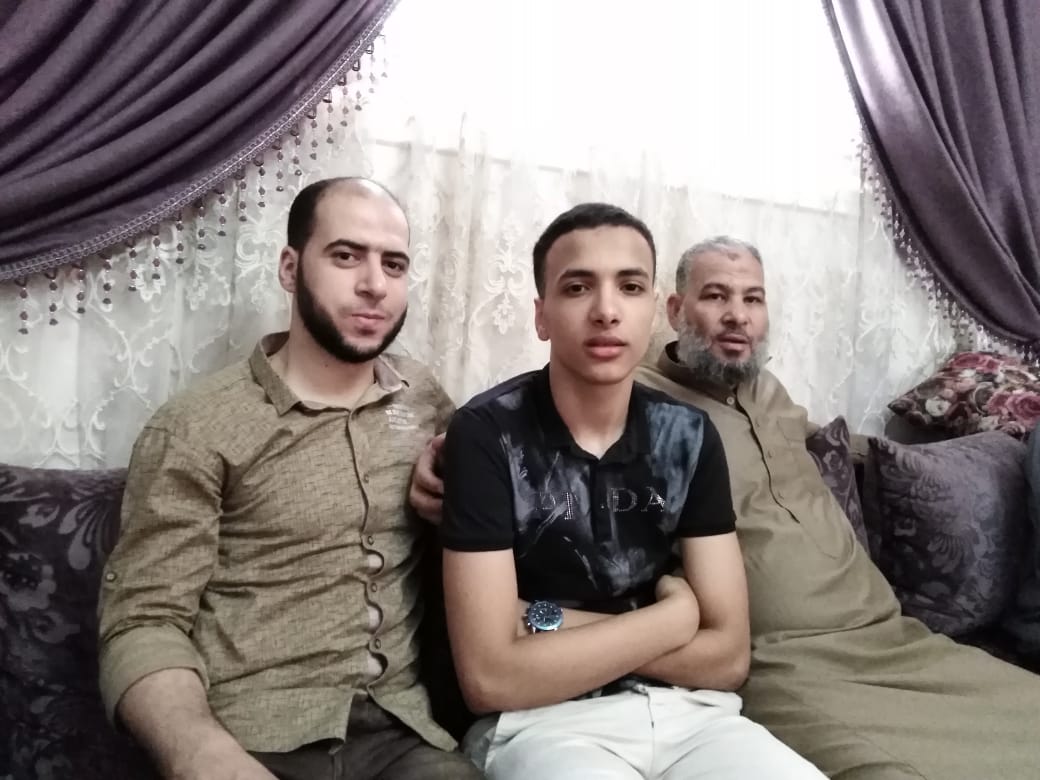 أحمد صلاح مع أخيه ووالده (4)