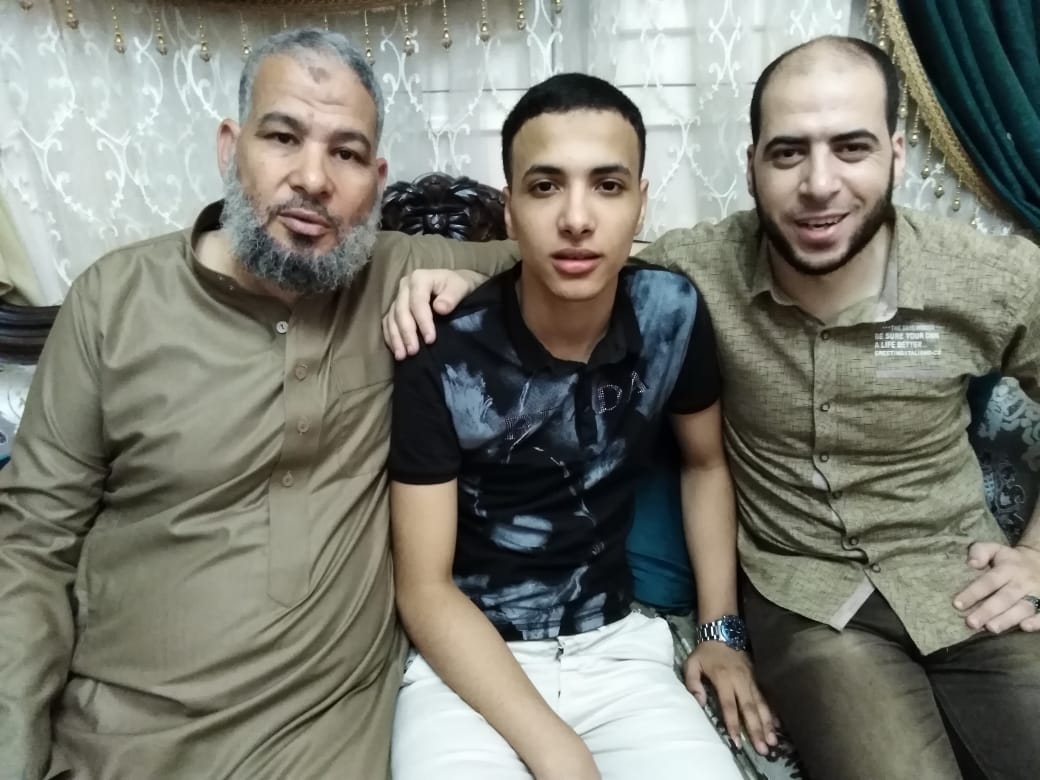 أحمد صلاح مع أخيه ووالده (1)