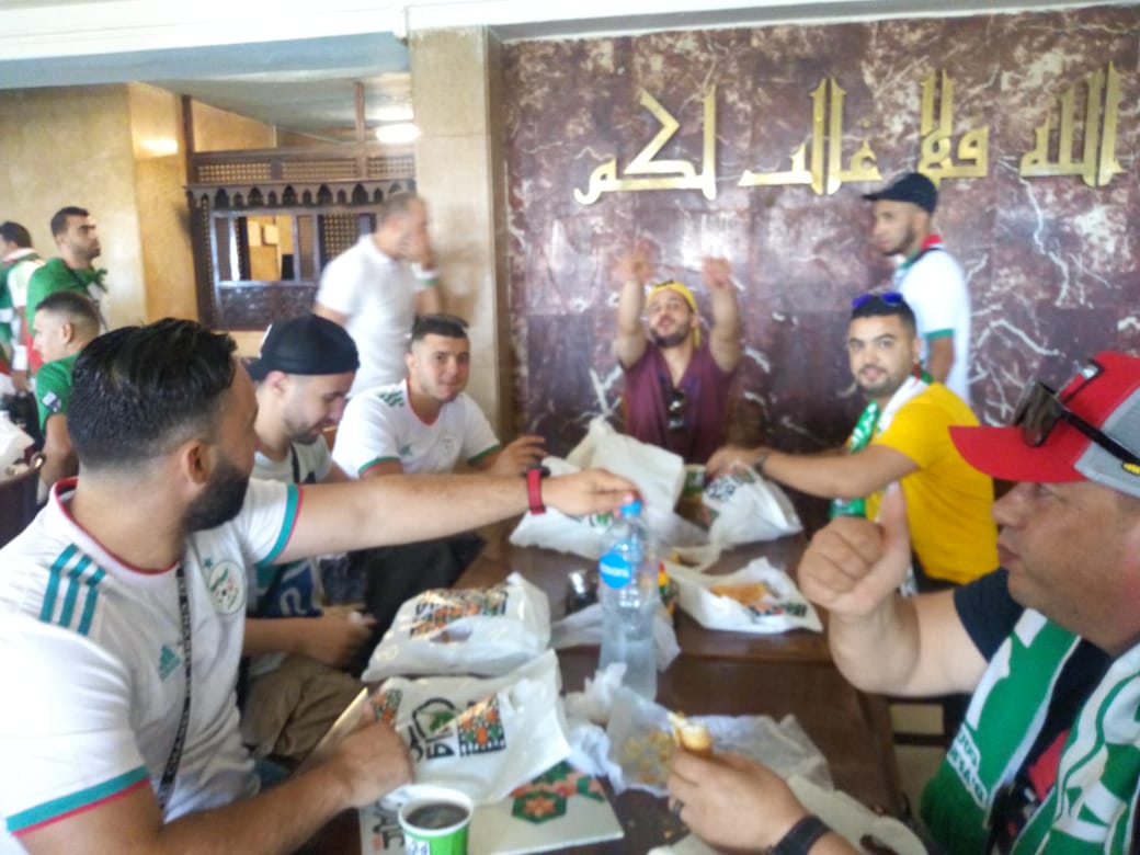 الجماهير الجزائرية تستعد للقاء الجزائر ونيجيريا