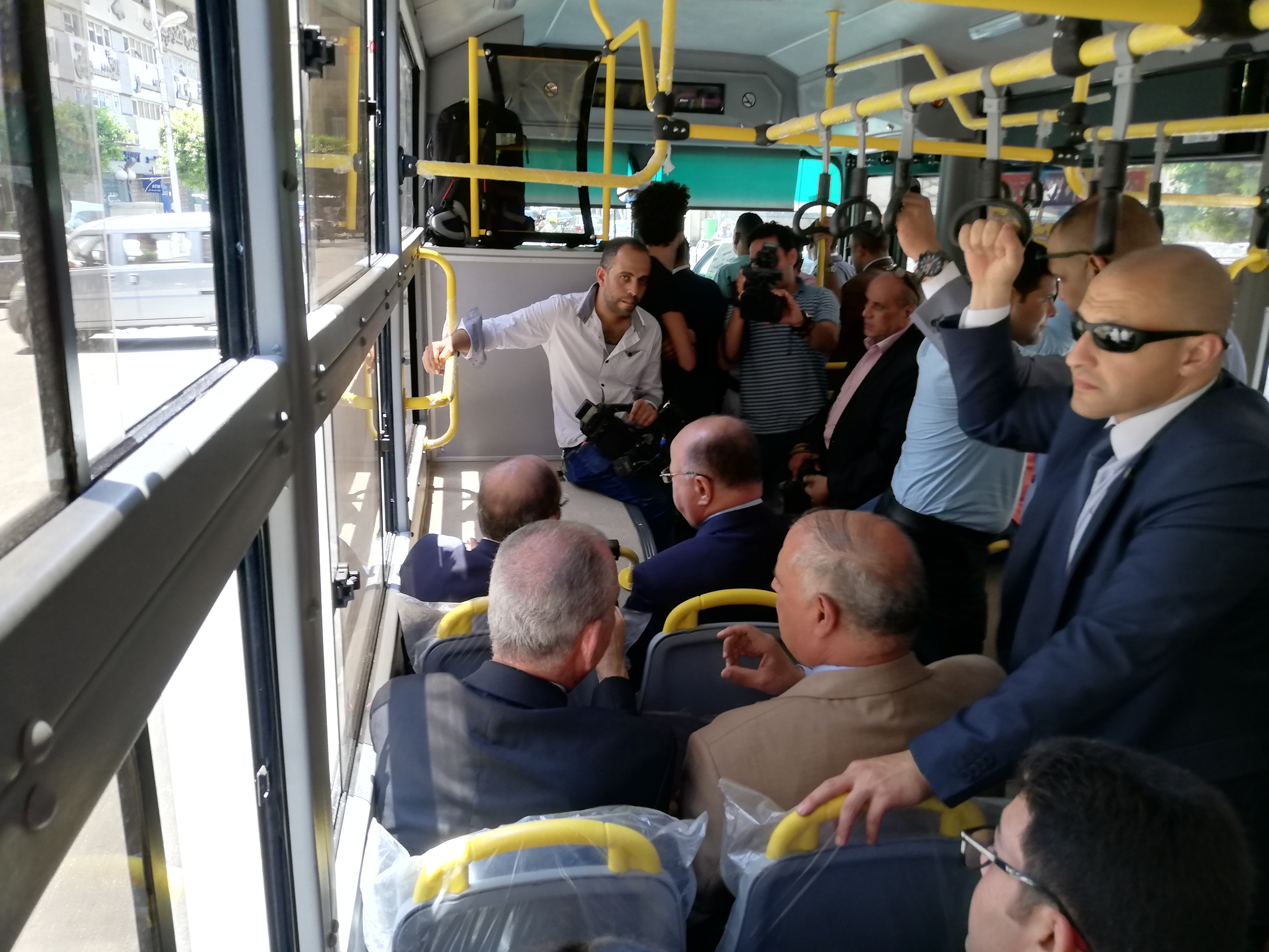 جولة لمحافظ القاهرة ووزير التنمية المحلية باتوبيس لهيئة النقل العام  (4)