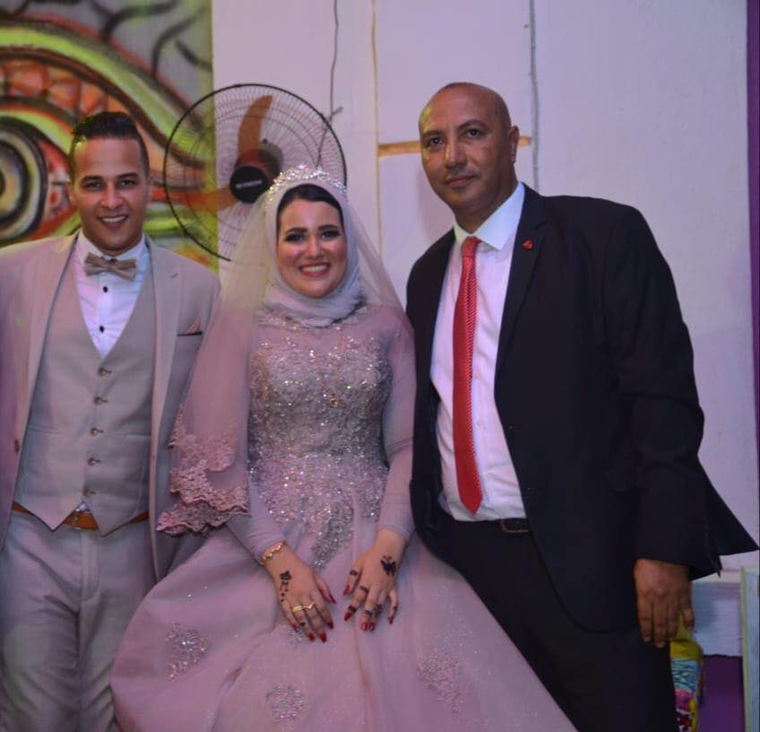ياسر مصطفي مع العروسين