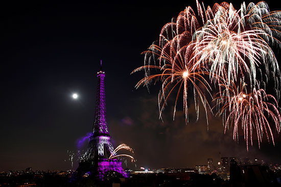 الألعاب النارية فى سماء باريس