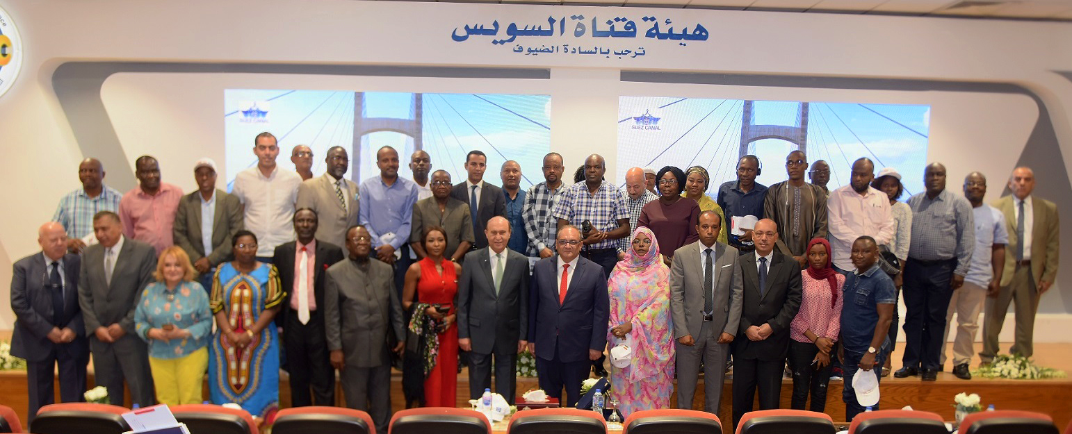 الفريق مهاب مميش يتوسط وفد الوكالة المصرية للشراكة من أجل التنمية ووفد الإعلاميين الأفارقة