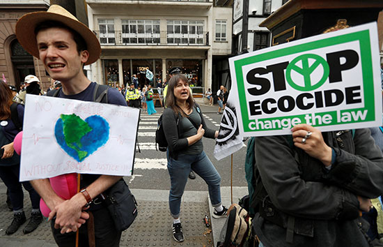 لافتات تدعو لإجراءات للحد من التغير المناخى