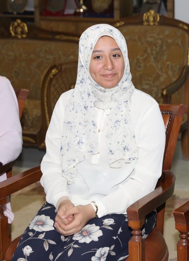 محافظ سوهاج يكرم الطالبة هاجر الأولى علمي علوم  (3)