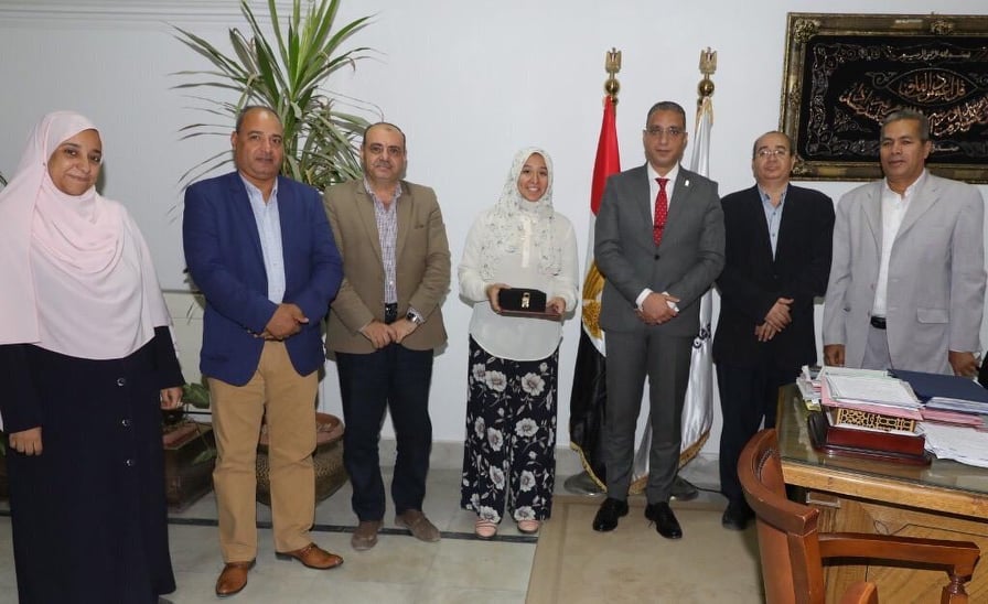 محافظ سوهاج يكرم الطالبة هاجر الأولى علمي علوم  (2)