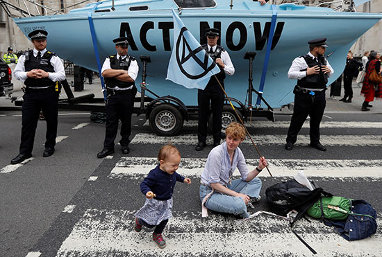 ناشطة بيئية وابنتها أمام الشرطة