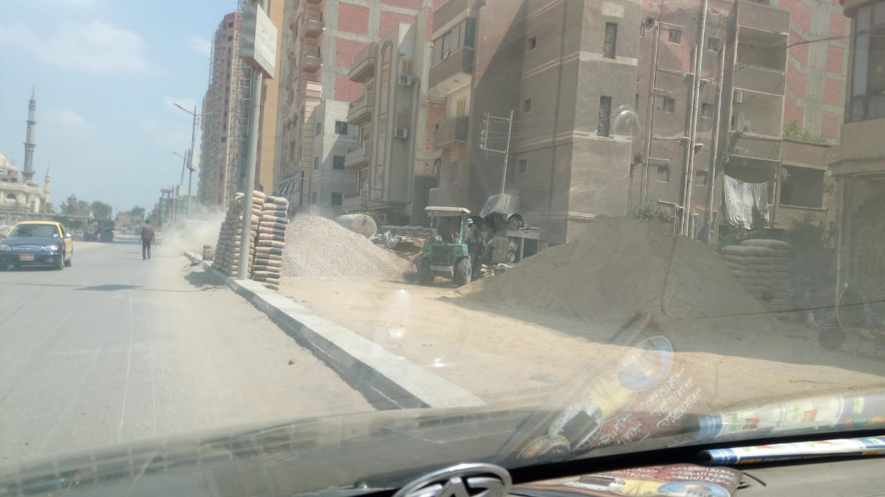 غلق شارع رئيسي بمواد البناء  (2)