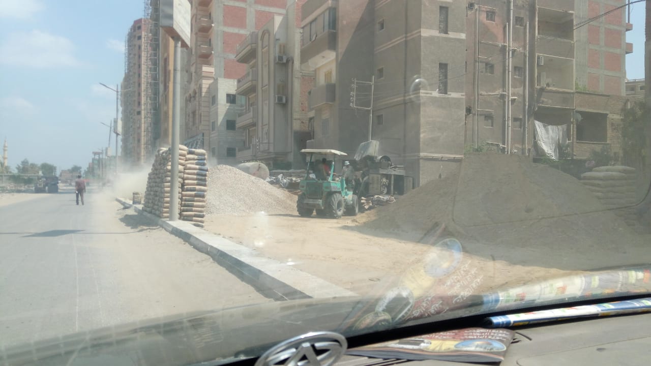 غلق شارع رئيسي بمواد البناء  (5)