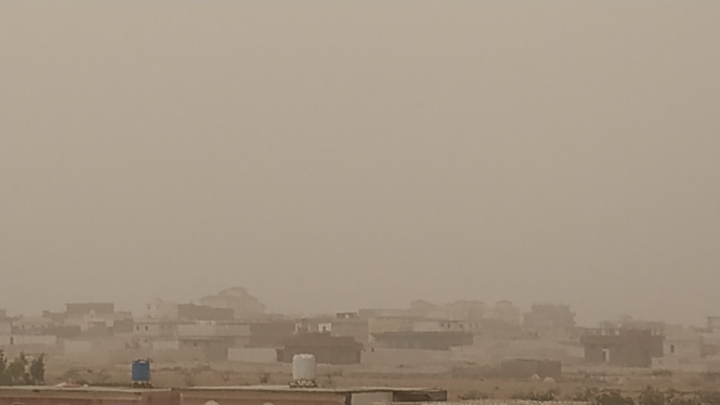 طقس حار يضرب محافظة مطروح والسحب الترابية تحجب الشمس (7)