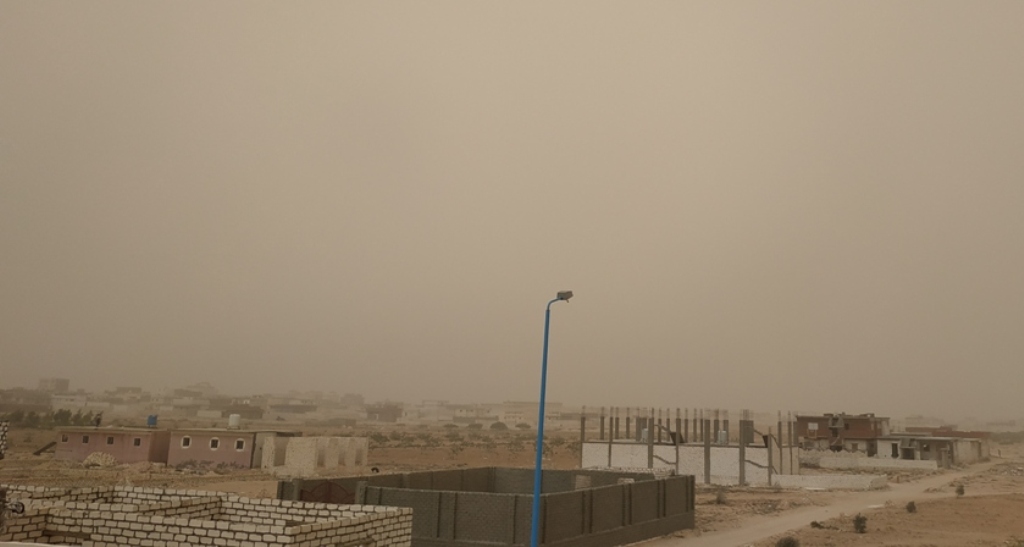 طقس حار يضرب محافظة مطروح والسحب الترابية تحجب الشمس (5)