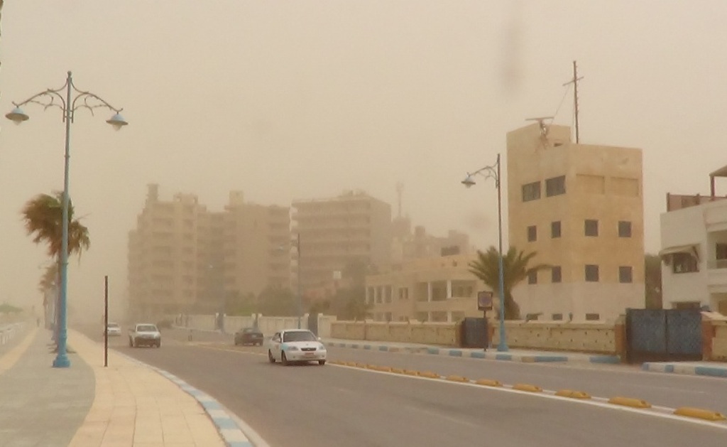 طقس حار يضرب محافظة مطروح والسحب الترابية تحجب الشمس (3)