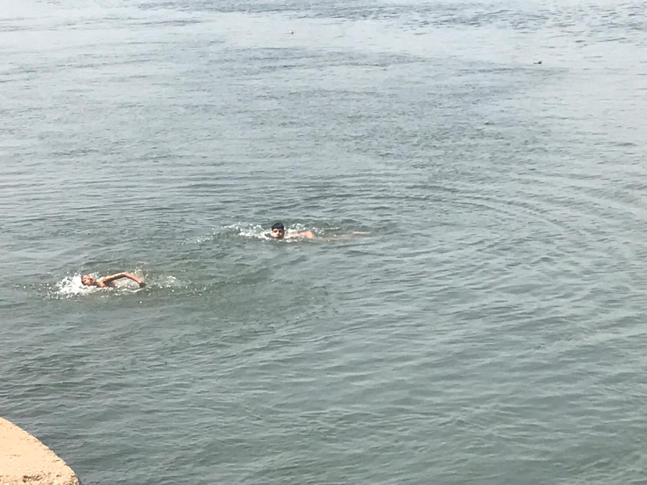 الشباب يسبحون بمياة النيل